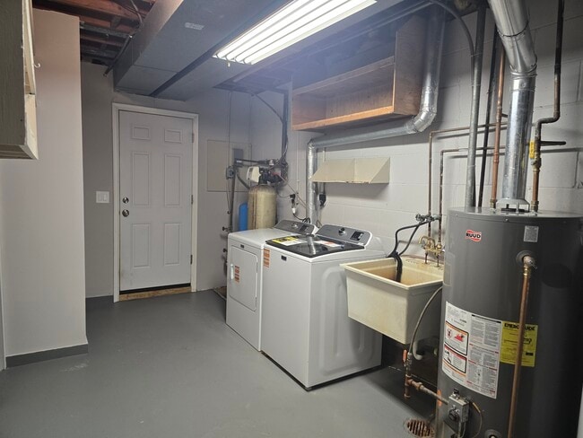 Building Photo - 5580 Shorewood Ln