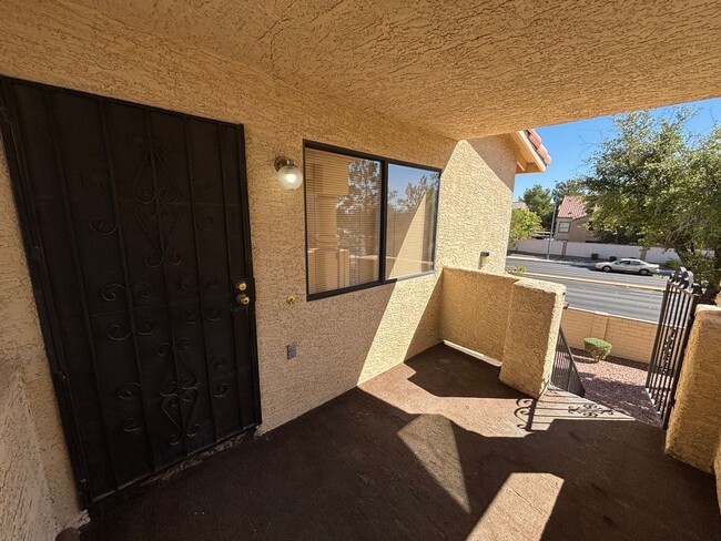 Building Photo - Gorgeous 2BED/2BATH Condo nestled in a Roc...