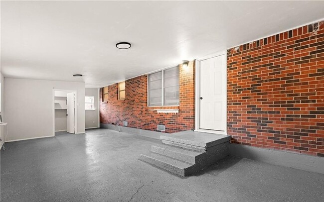 Building Photo - Renovated 4-bedroom 1.5 bathroom home!  Ho...