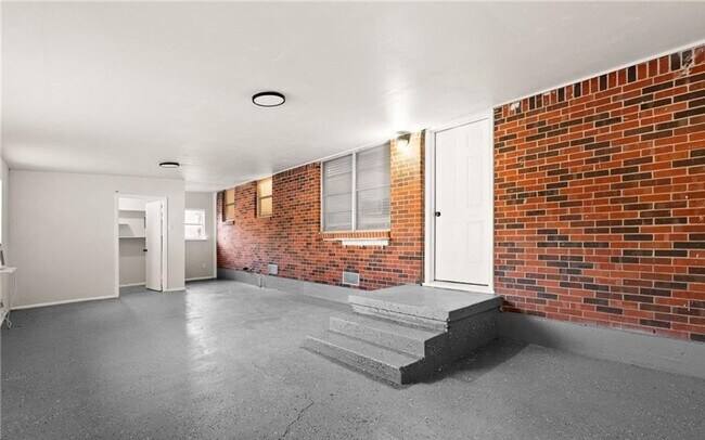 Building Photo - Renovated 4-bedroom 1.5 bathroom home!  Housing accepted! $500 off first months rent!