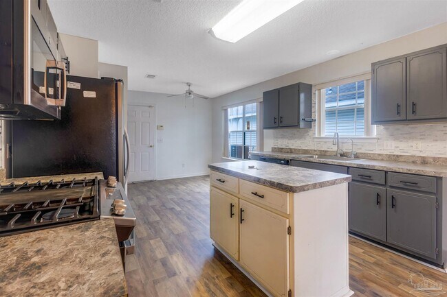 Building Photo - 873 Brande Ct