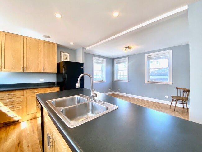 Building Photo - 2736 W Evergreen Avenue C