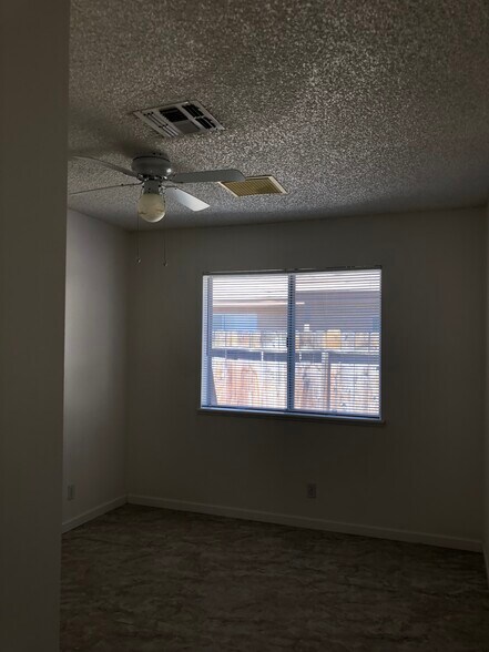 Building Photo - 408 W Felspar Ave