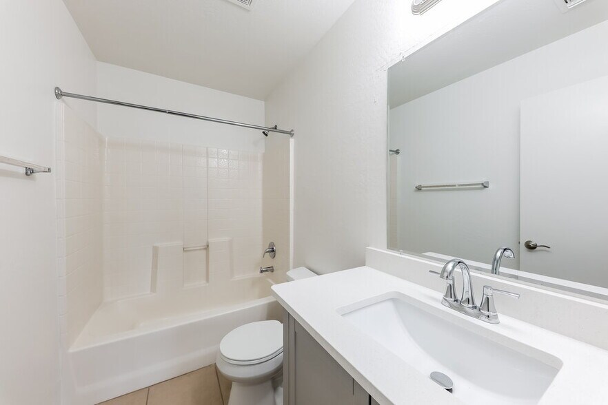 Building Photo - 11814 W Poinsettia Dr