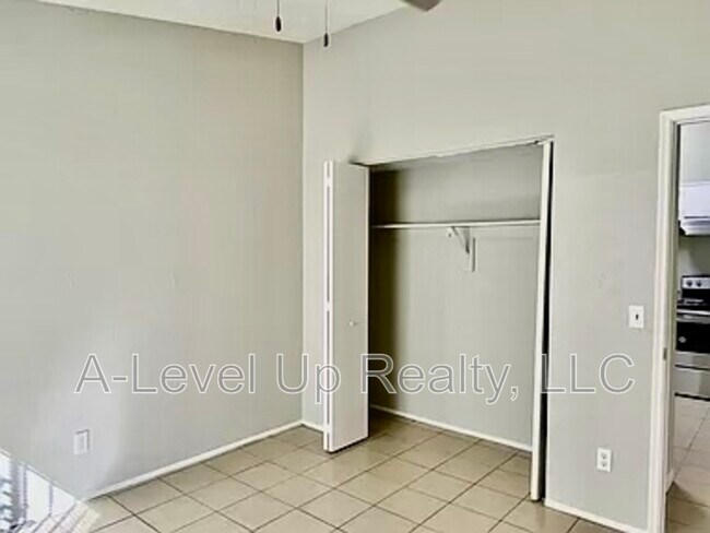 Building Photo - 401 E Thoroughbred St