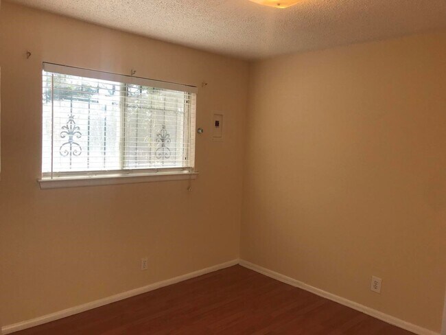 Building Photo - NE Condo 2BR 2nd Floor 750SF