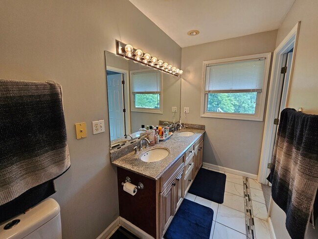 Building Photo - Beautiful family home in Great Neighborhood