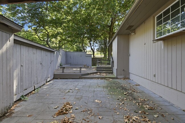 Building Photo - Midtown Tulsa | 3 Bed | 2 Bath | Recently Renovated