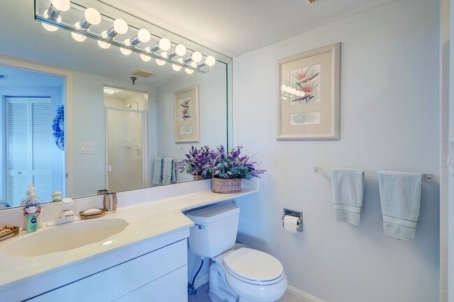 Building Photo - 123 Lakeshore Dr