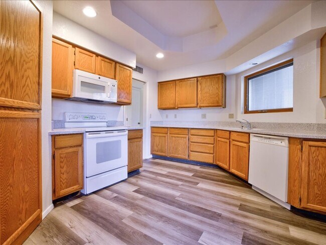 Building Photo - 3 Bedroom 2 Bathroom with Community Pool!!