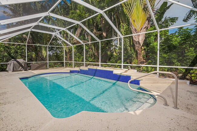 Building Photo - 1736 SW Mockingbird Dr