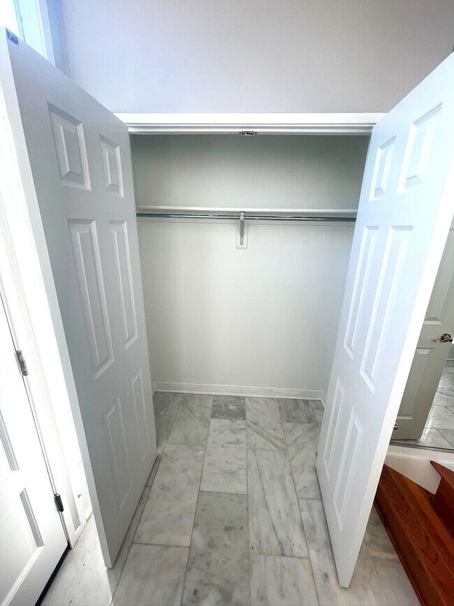 Building Photo - Newly Renovated 3 Level Townhome!