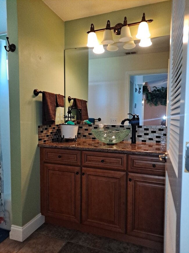 Building Photo - 3208 Royal Palm Dr
