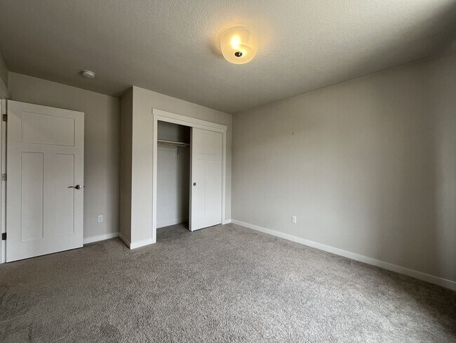 Building Photo - Stunning 2024 Built 5BR Home with Main-Level Suite, EV Charger & Covered Patio Near River Terrace