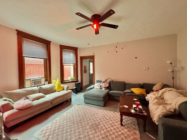 Building Photo - Spacious 4 bed/2 bath on Victor Mins. from...