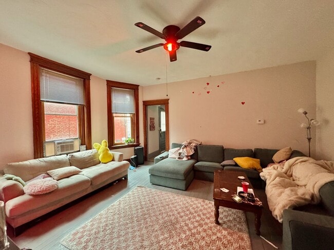 Building Photo - Spacious 5 bed/2 bath on Victor Mins. from...