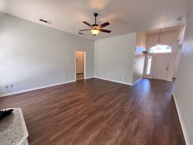 Building Photo - Gorgeous Craftsman home in well establishe...