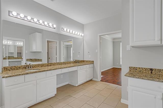 Building Photo - 4001 Mayflower Ln