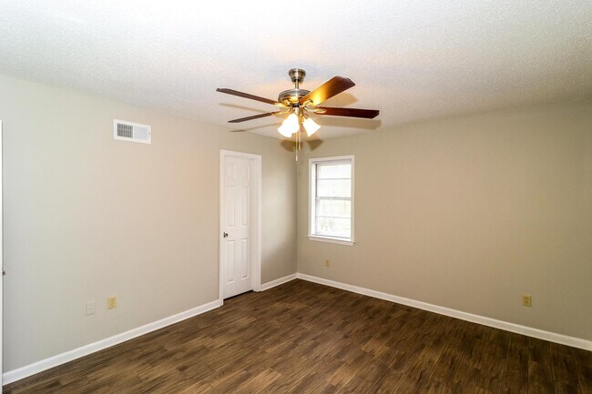 Building Photo - 7135 Hillshire Dr