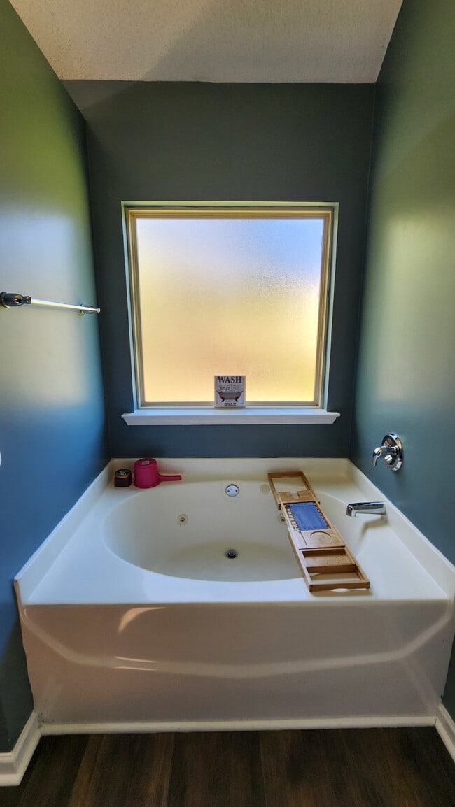 Building Photo - Convenient to west gate of Ft Moore