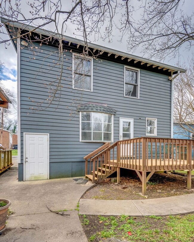 Building Photo - 3 Bed, 2 Bath Home in Prime Sylvan Park Lo...
