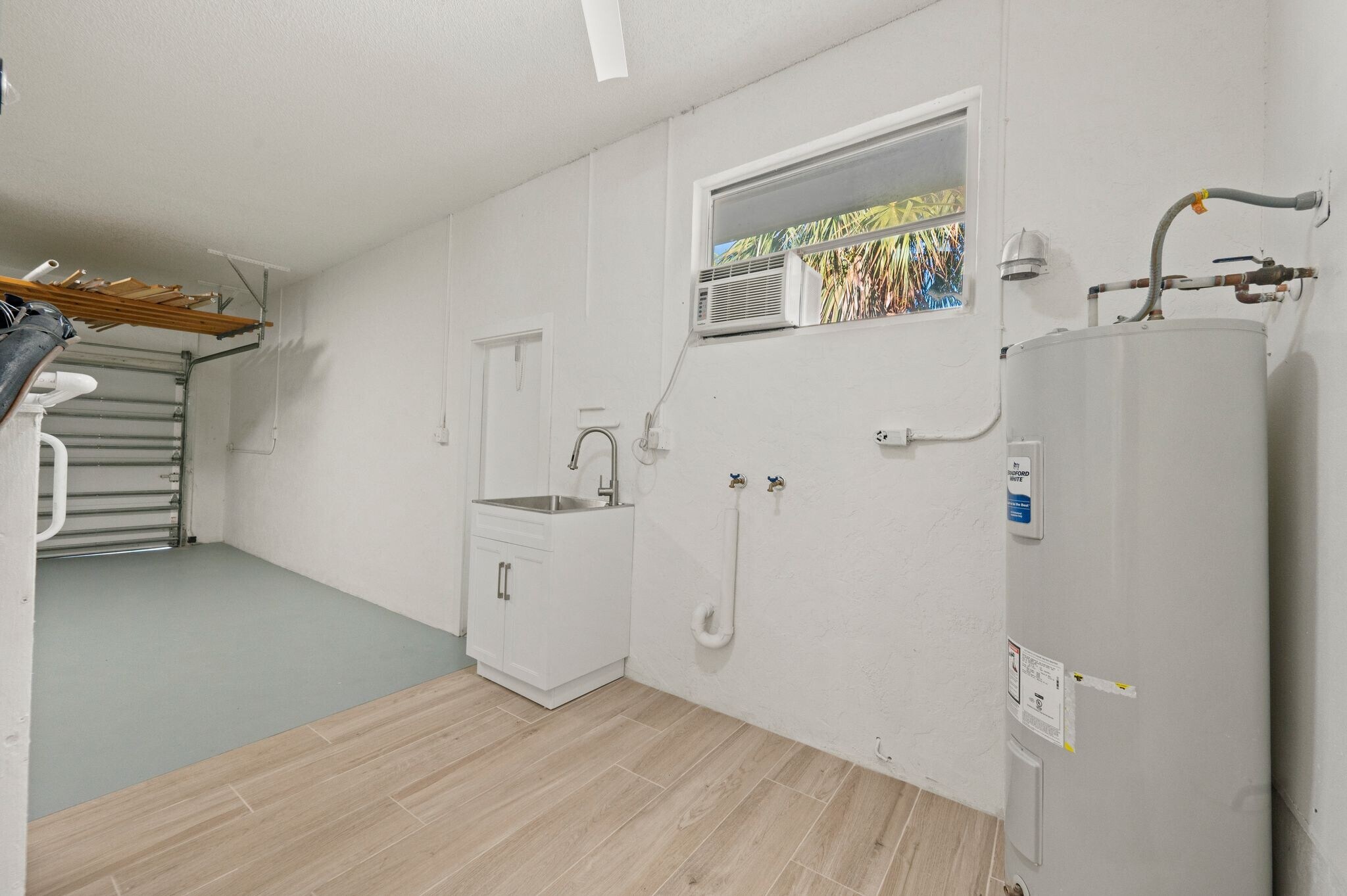 Building Photo - 210 Divinci Dr