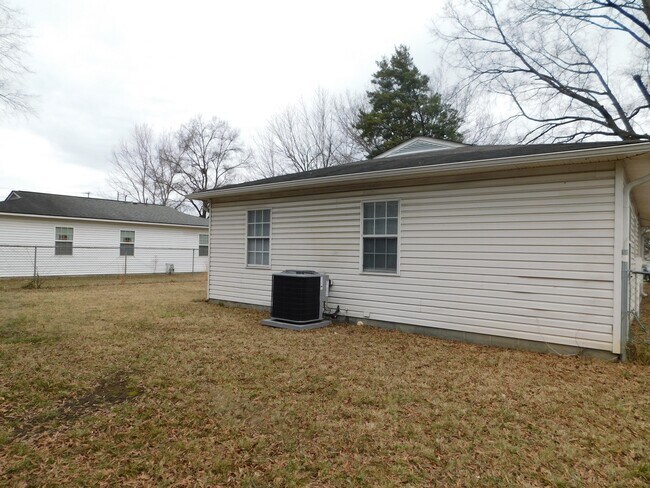 Building Photo - 416 E 19th St