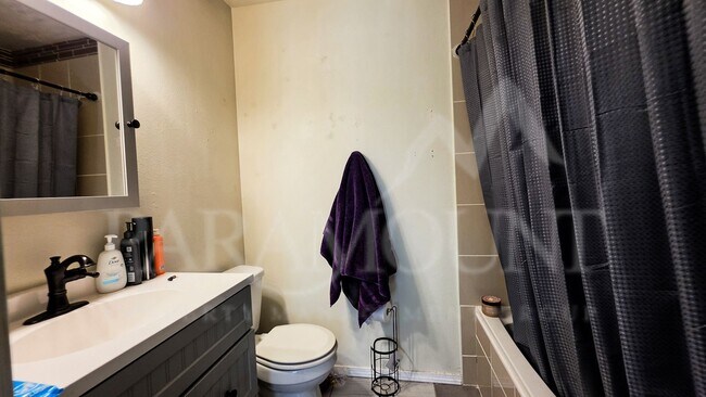 Building Photo - 3-Bedroom Pet-Friendly Unit in Port Orchard