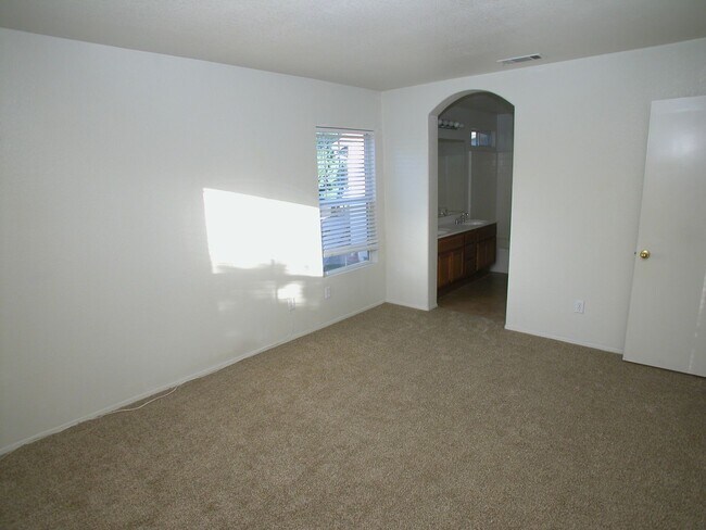 Building Photo - WOW! 2 bedroom, 2 bath Townhome in Capri!