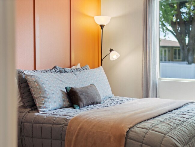 Building Photo - Beautiful home 5MILE/Big Yard & Garage (Furnished)