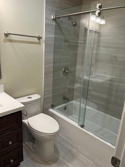 Bath 2 - shower/ tub - 550 W Lambert Rd