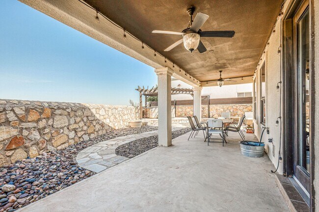 Building Photo - Beautiful Westside home FURNISHED with 4 b...