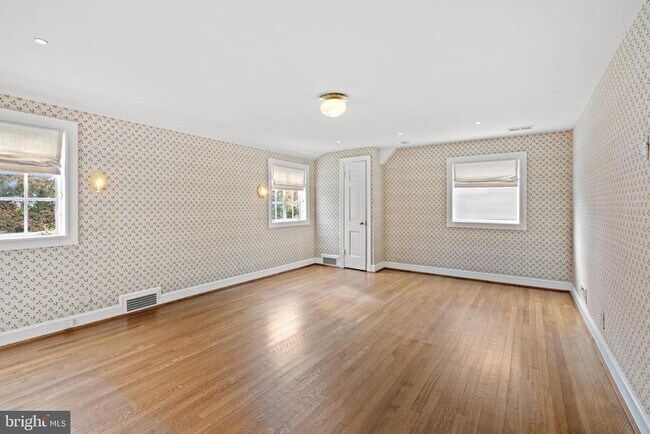 Building Photo - 6045 Edgewood Terrace