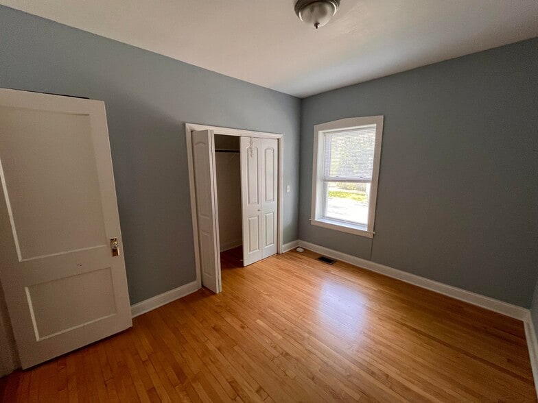 Building Photo - 5347-5353 W Belle Plaine Ave