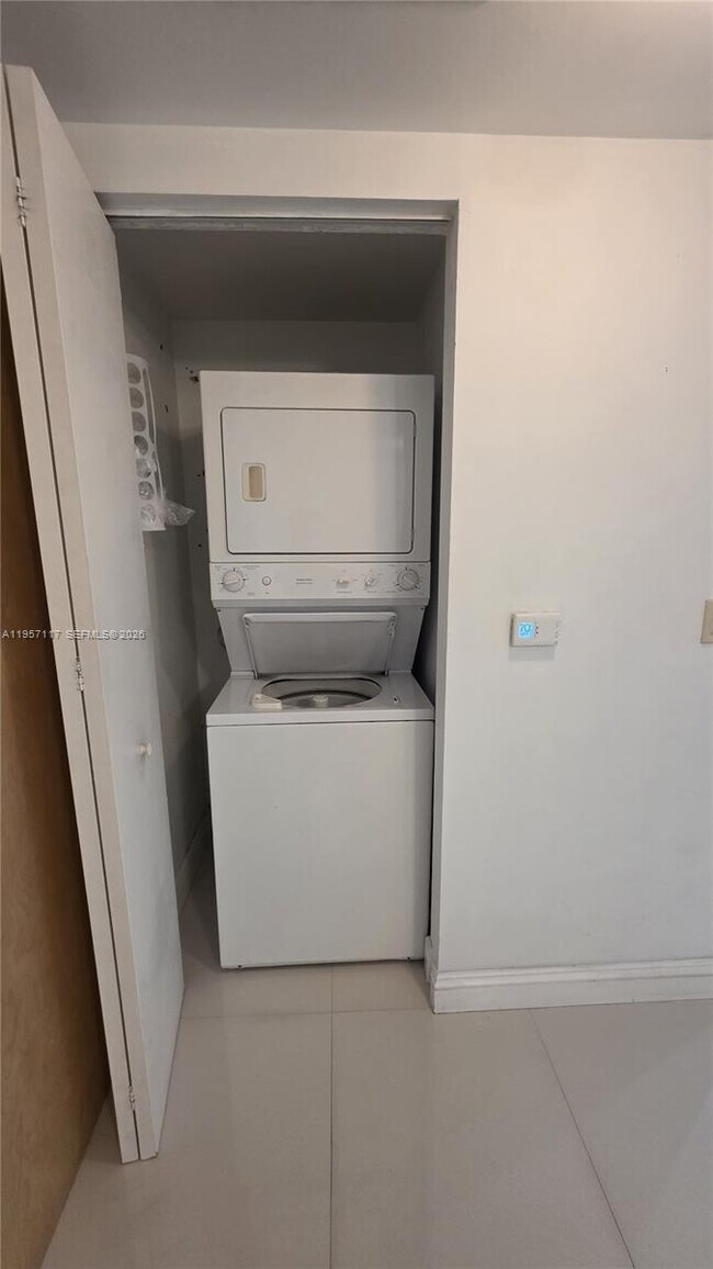 Building Photo - 350 S Miami Ave