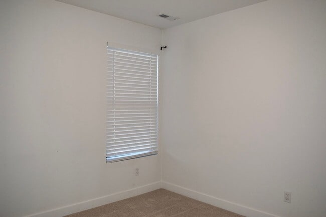 Building Photo - Modern 3 Bed 2 Bath House in Willow Falls!