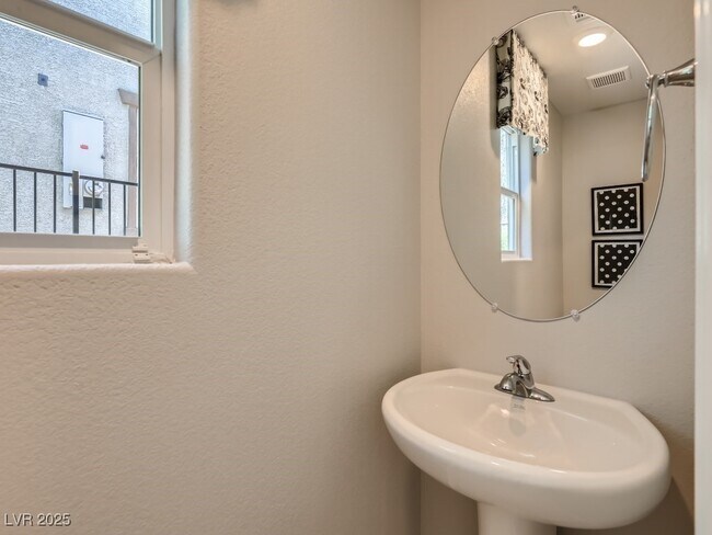 Building Photo - 314 Silva Pl