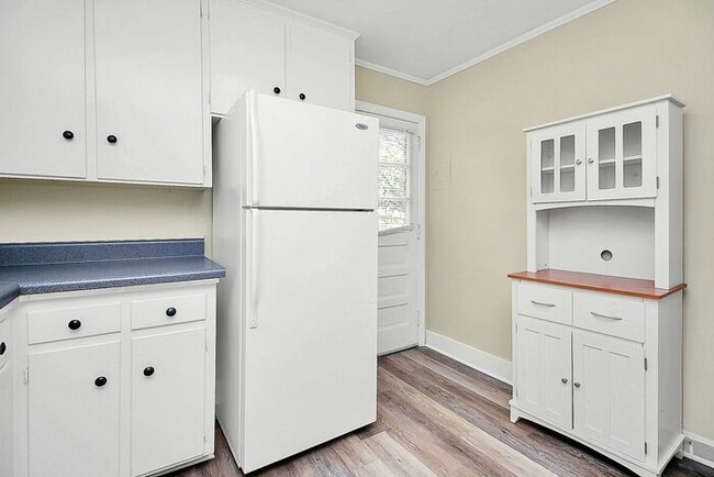 Building Photo - Charming 2BD/1BA Duplex