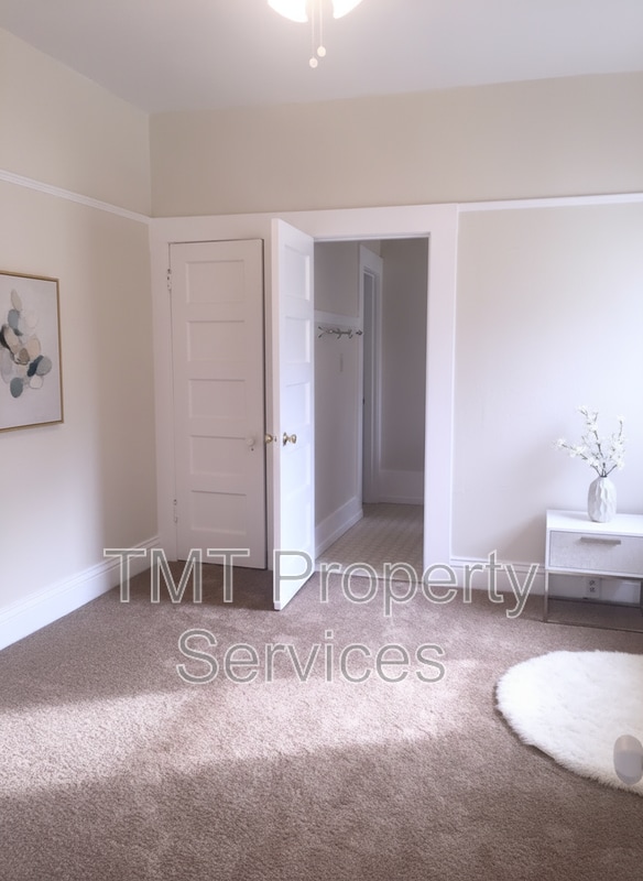 Building Photo - 719 19th St