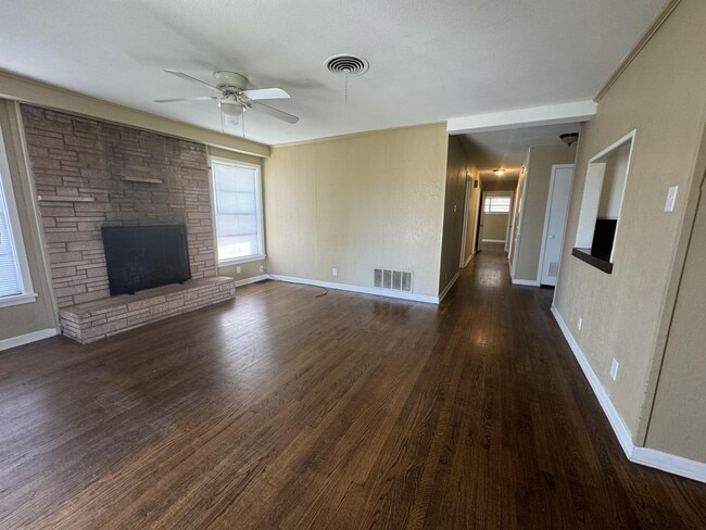 Building Photo - 419 E Rogers Dr