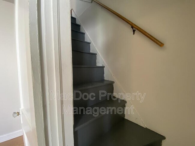 Building Photo - 119 Gibson St