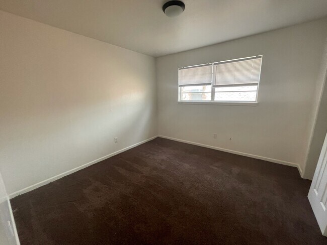 Building Photo - 3607 Loma Dr