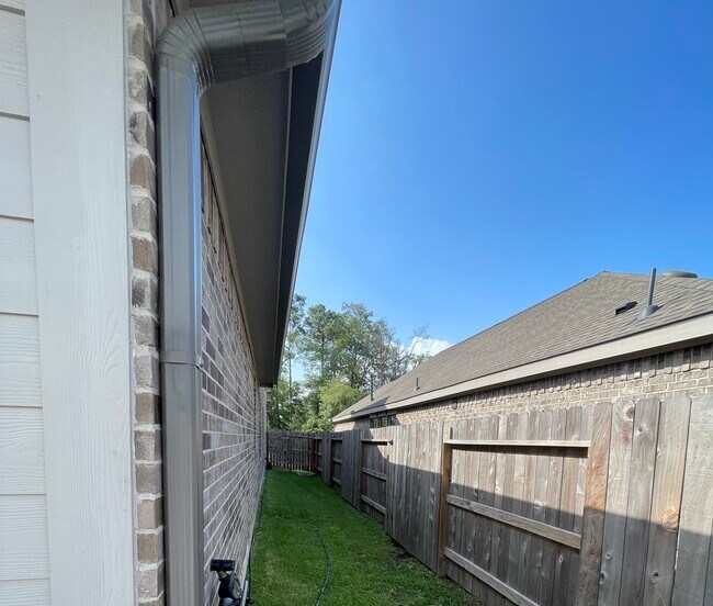 Building Photo - 16152 Dockside St