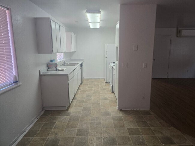 Building Photo - 2 bedroom 1 bath for Rent in Grants Pass
