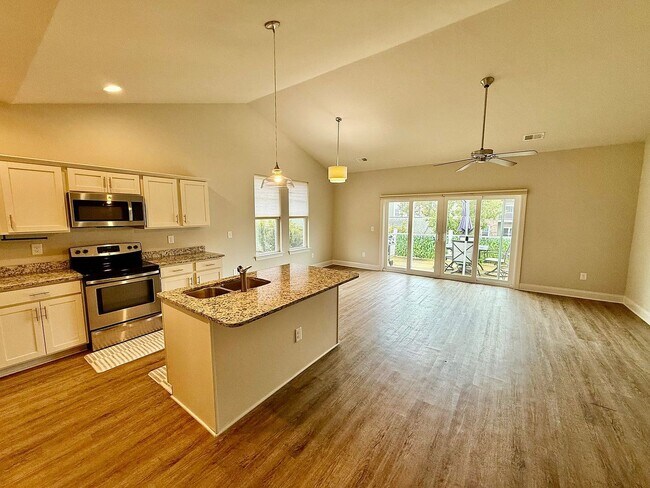 Building Photo - Modern 3 Bed/3 Bath End Unit Townhome - Close to Everything - GREAT PRICE!