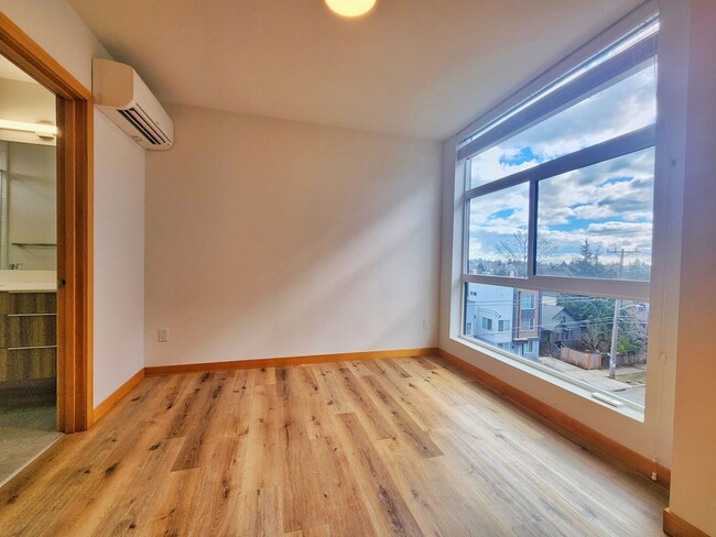 Building Photo - Beautiful 2 Bed 1.75 Bath Townhome in Central District