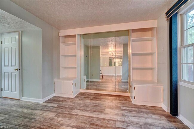 Building Photo - Coventry Townhouse