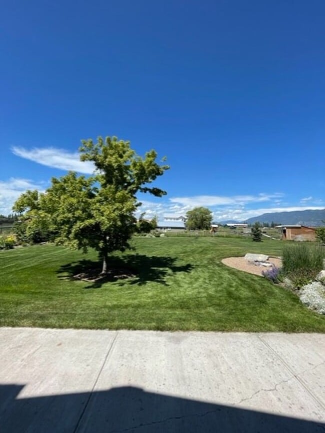 Building Photo - Beautiful Country Townhome!