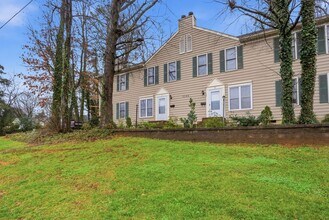 Building Photo - Oakhurst Living at Its Finest (Fresh Paint - New Carpet)