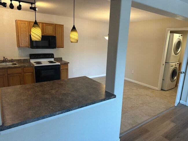 Building Photo - Clean 3 bedroom, 2 bathroom condo in Westm...
